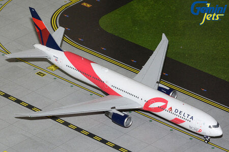 GeminiJets Delta Air Lines B767-400ER (1:200 Scale)
